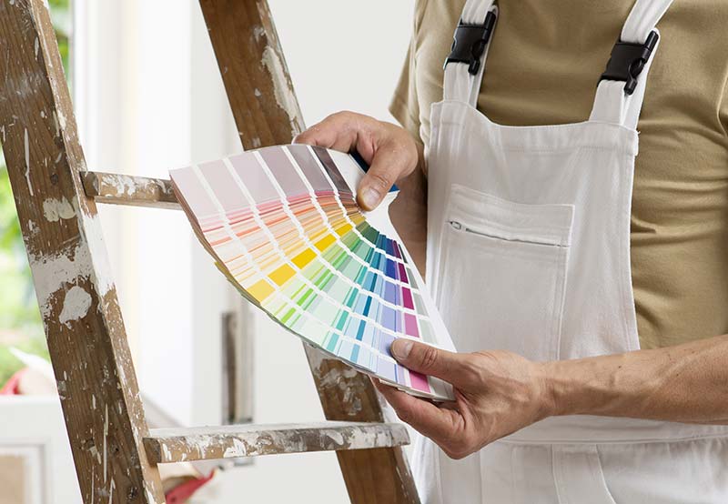 Nuancier de couleurs avec peintre en bâtiment professionnel en Loire-Atlantique