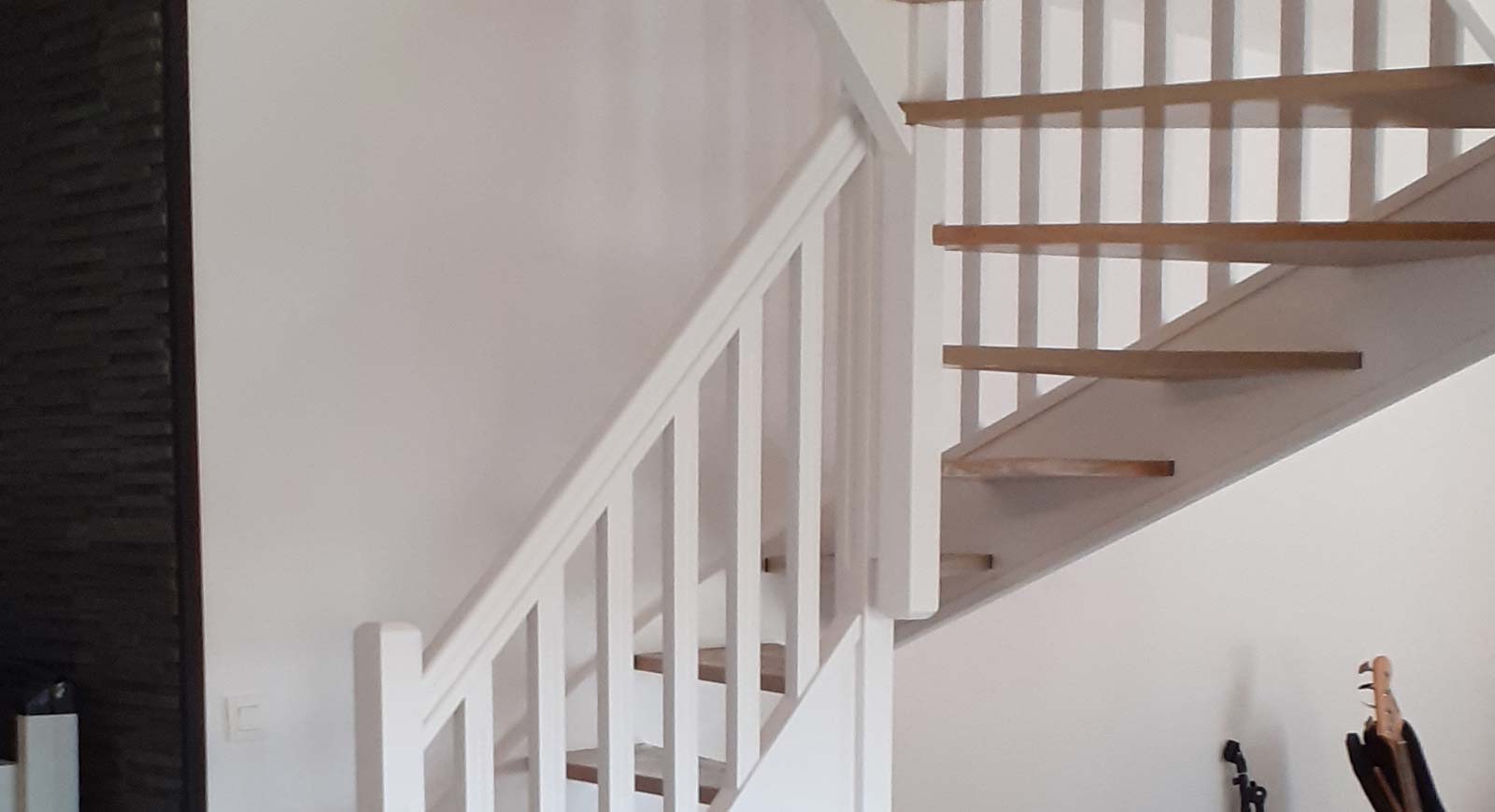 Cage d'escalier en bois rénovée par des peintres en bâtiments à Nantes