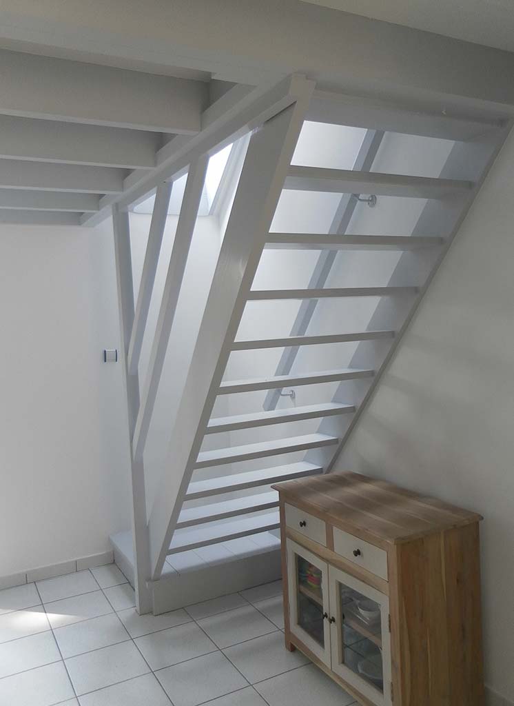 Cage d'escalier rénovée par un peintre en bâtiment près de Nantes