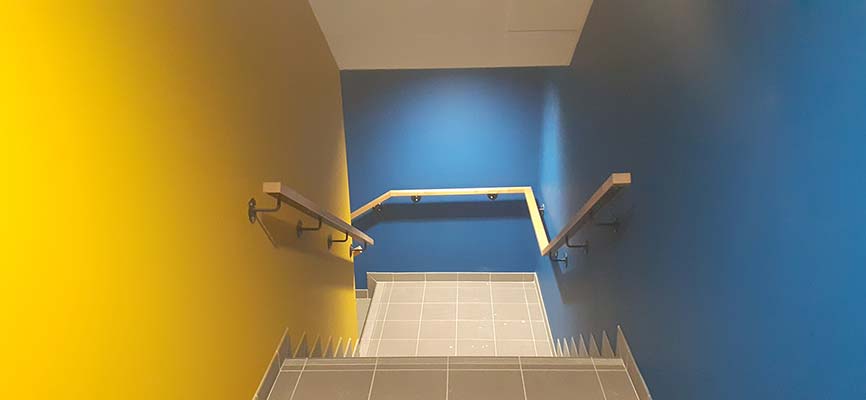 Cage d'escalier peinte en jaune et bleu par des professionnels du bâtiment à  Nantes