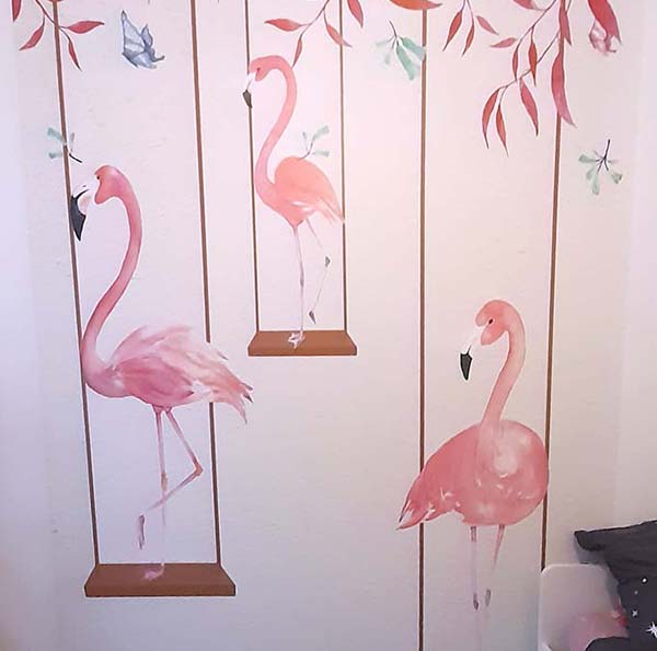 Pose de papier peint flamand rose dans une chambre d'enfant à Nantes