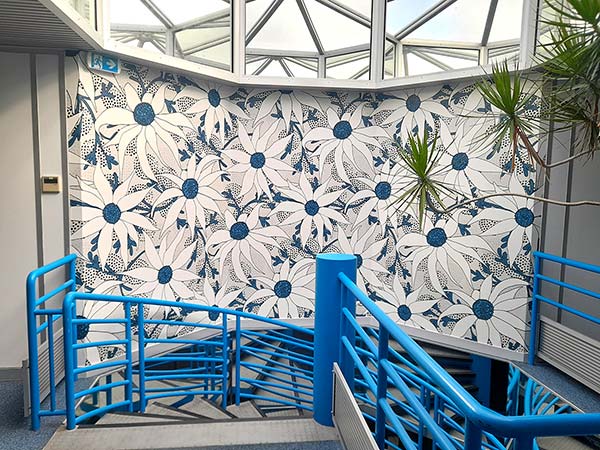 Décoration florale d'un mur dans une cage d'escalier par des peintres en bâtiment en Loire-Atlantique