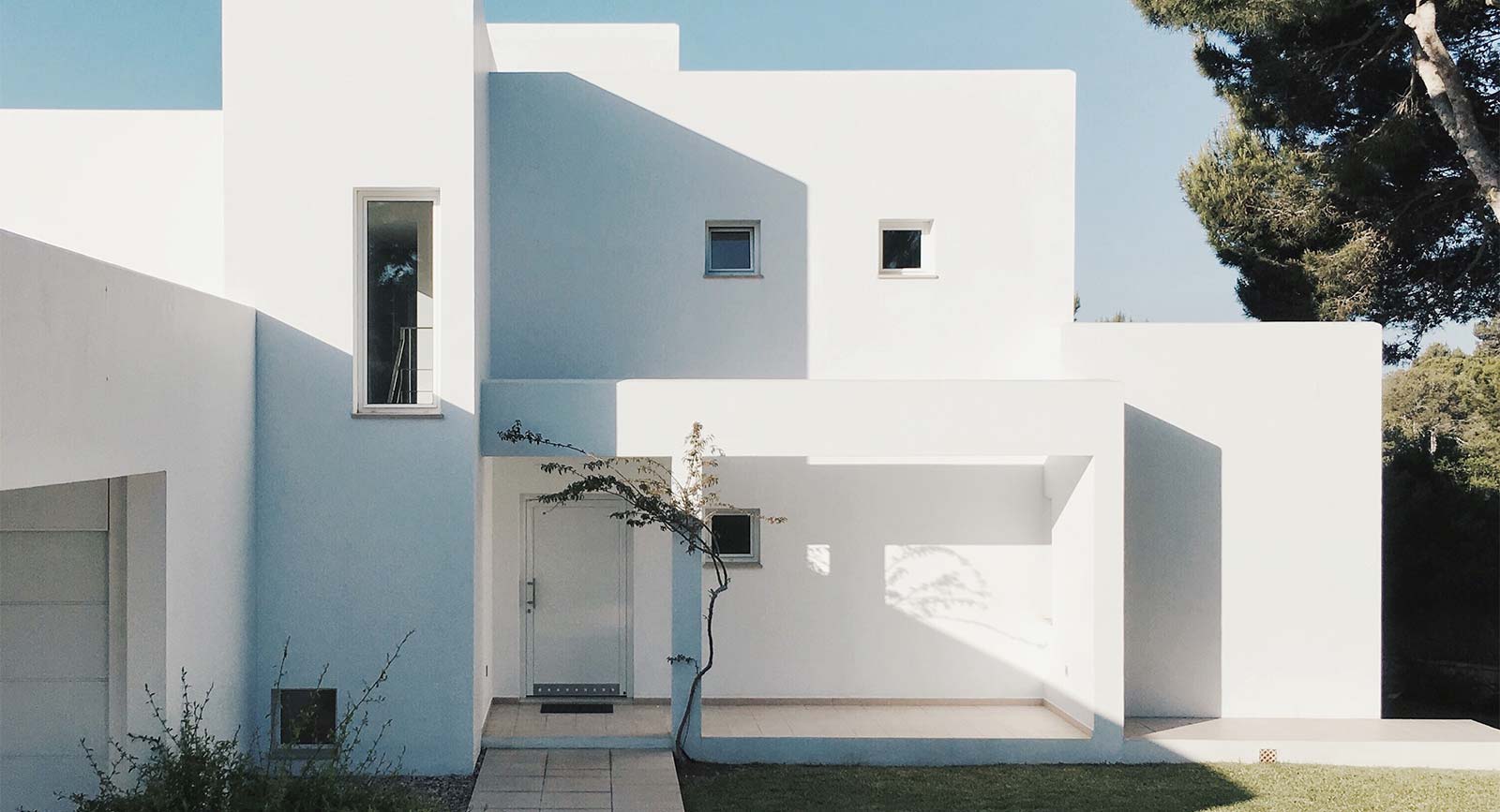 Façade blanche d'une maison moderne à Nantes